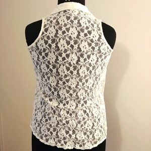 Wetseal lace sleeveless blouse